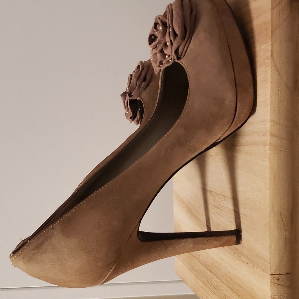 BCBGeneration Platform Taupe Suede Rosette Pumps. Size 6.5 - Picture 5 of 10
